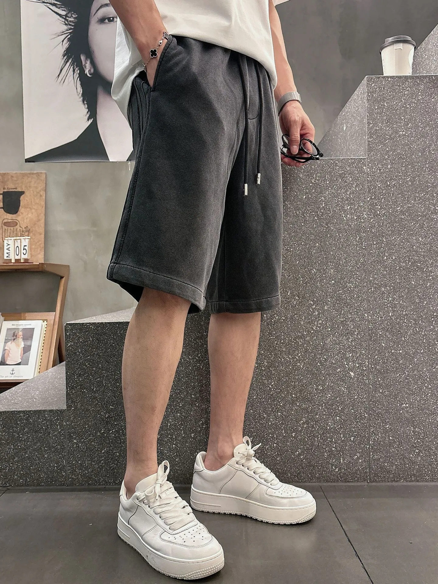 Balenciaga's three-standard complete 2026 summer New Arrival men's casual shorts, advanced custom-made Breathable fabric, Breathable fabric, extremely stretchy and comfortable, impeccable details, top-grade accessories, original logo design concept, delicate and soft feel! The upper body fit is awesome! Size: M-XXXL Please state your height and weight when ordering